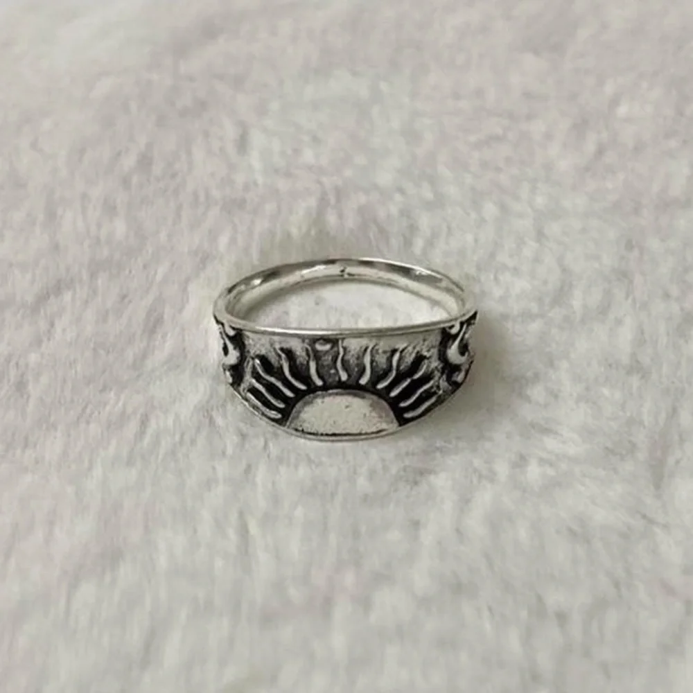 5/$15 🩷 MUST BUNDLE Silver Sunburst Ring - Picture 2 of 3